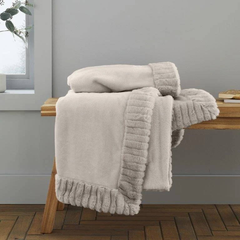 Catherine Lansfield Velvet & Fur Throw Natural - Image 2